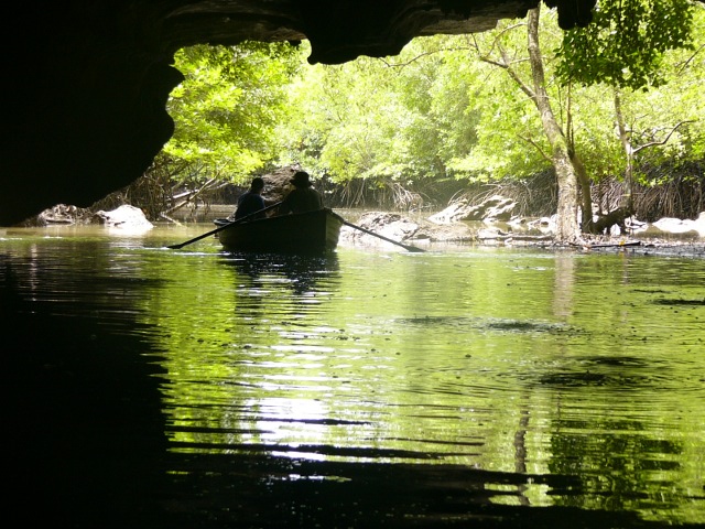 Pat Jan dinghy through tunnel